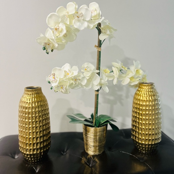Gold decorative vase and decorative floral arrangement. - Picture 2 of 3